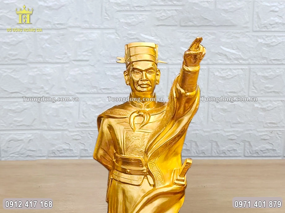 Gương mặt Ngài được chạm khắc uy nghiêm, sắc nét